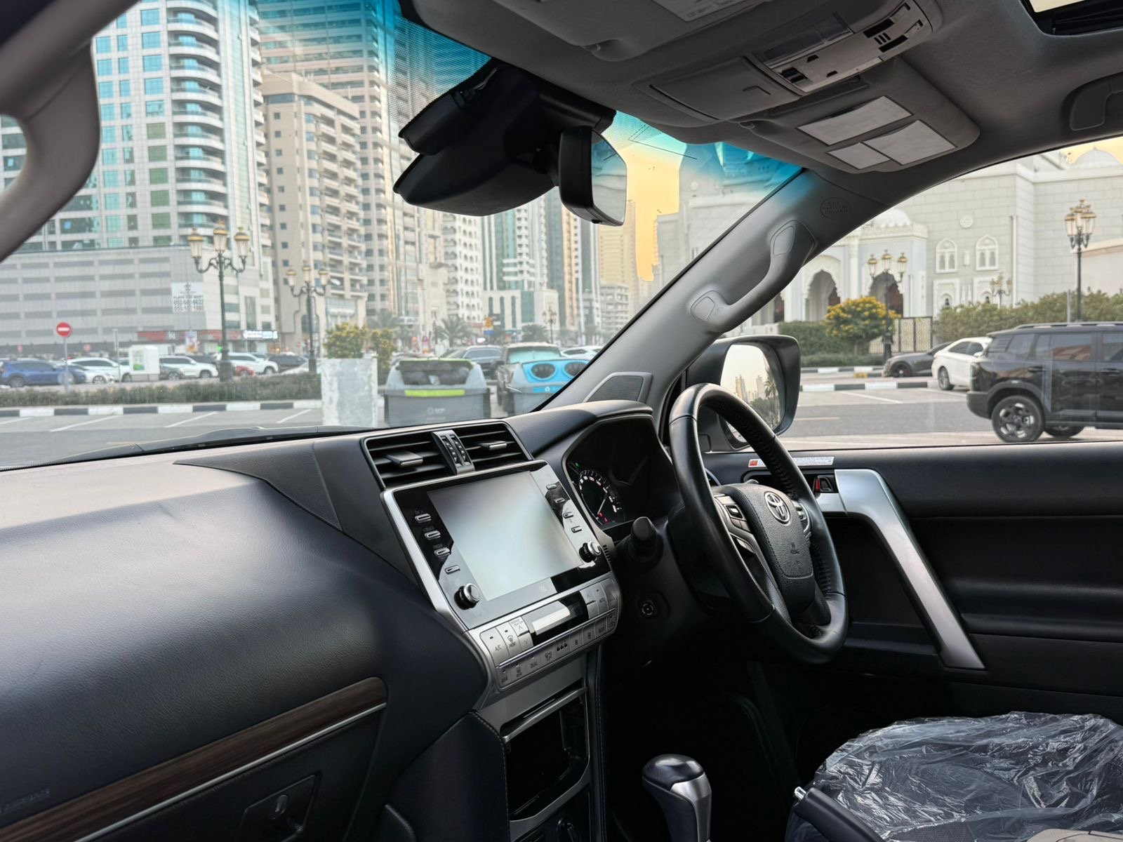 Land  Cruiser Prado VX 2022 White image